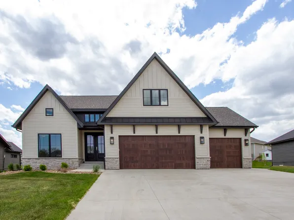 225 Aspen Cir, Pella, IA 50219