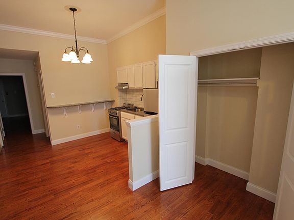 3rd image of 933 S 10th St Floor 1