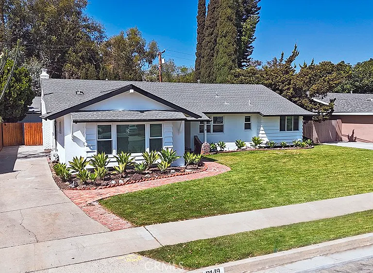 2149 Victoria Dr — Photo 1