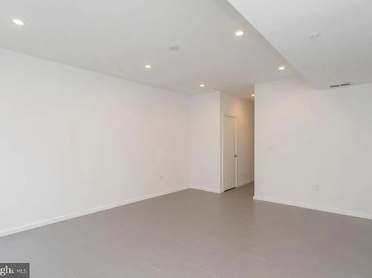 527 W Jefferson St — Photo 14