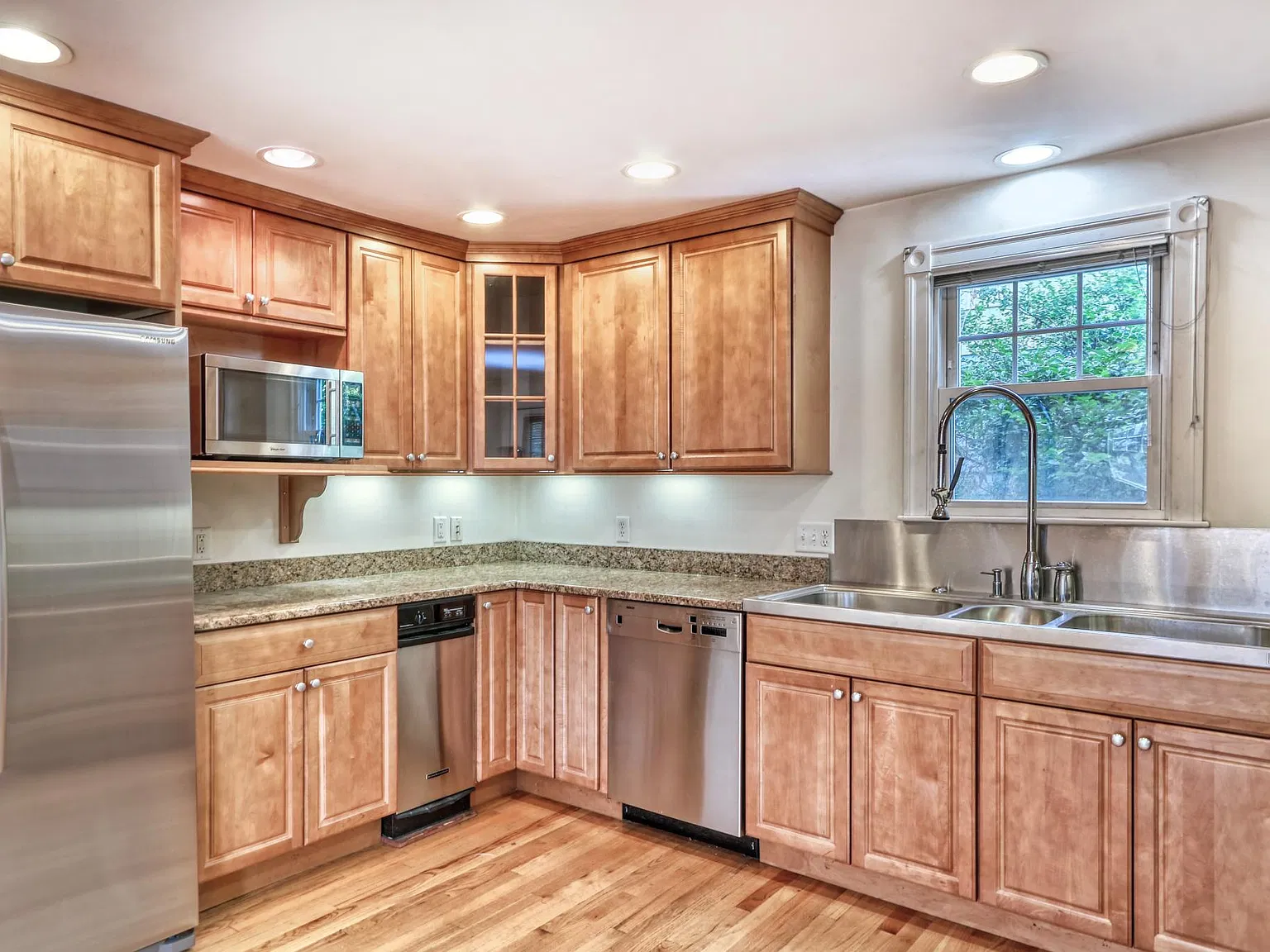 2 bed, 903 sqft, $3,600 — Photo 4