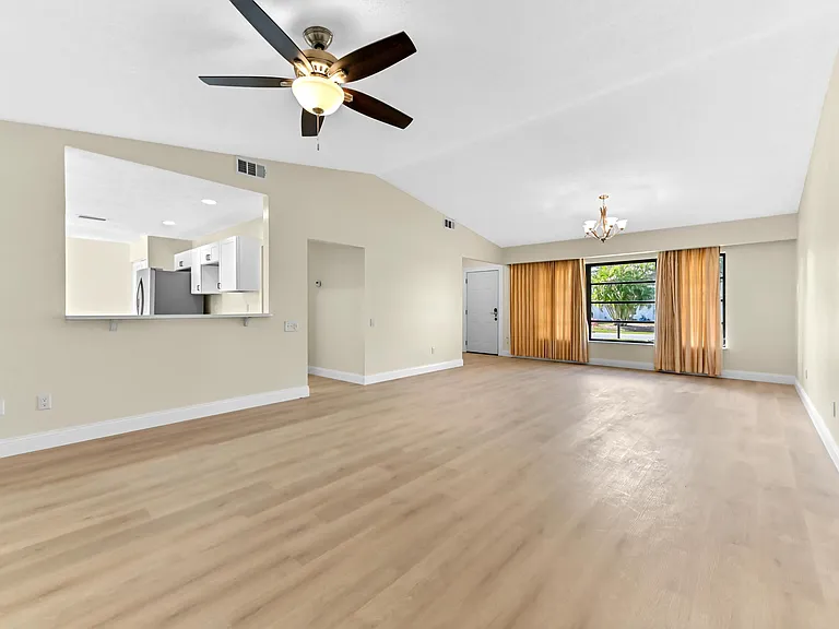 571 SE Anchor Ln — Photo 5