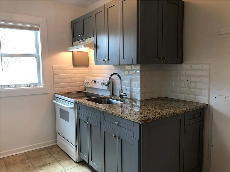114 S M St #5 — Photo 11