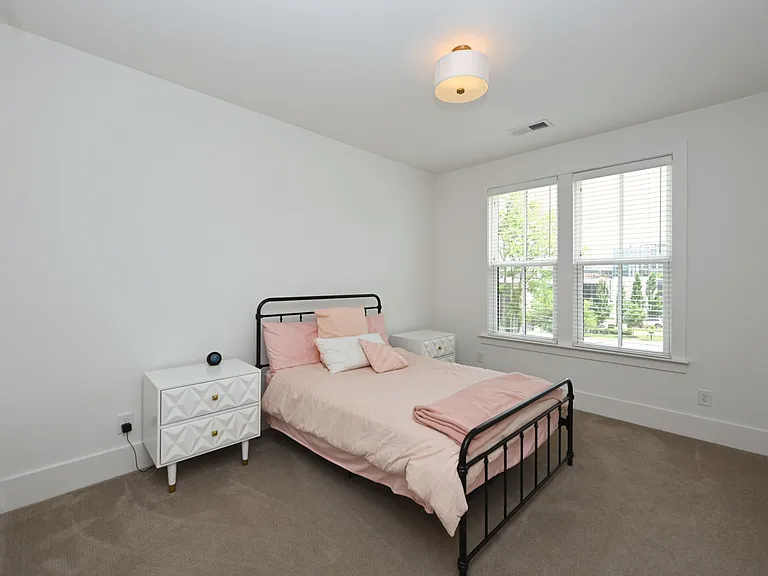 1945B Kimbark Dr — Photo 6