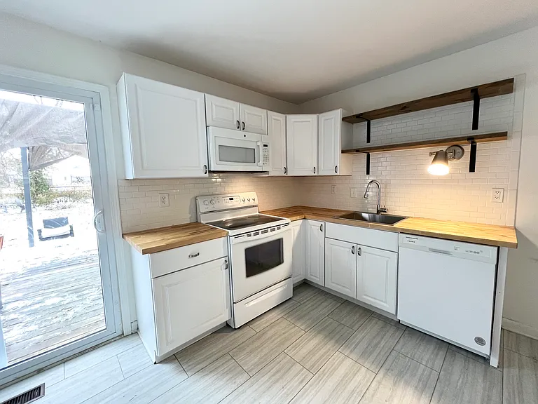 918 W Auman Dr — Photo 2