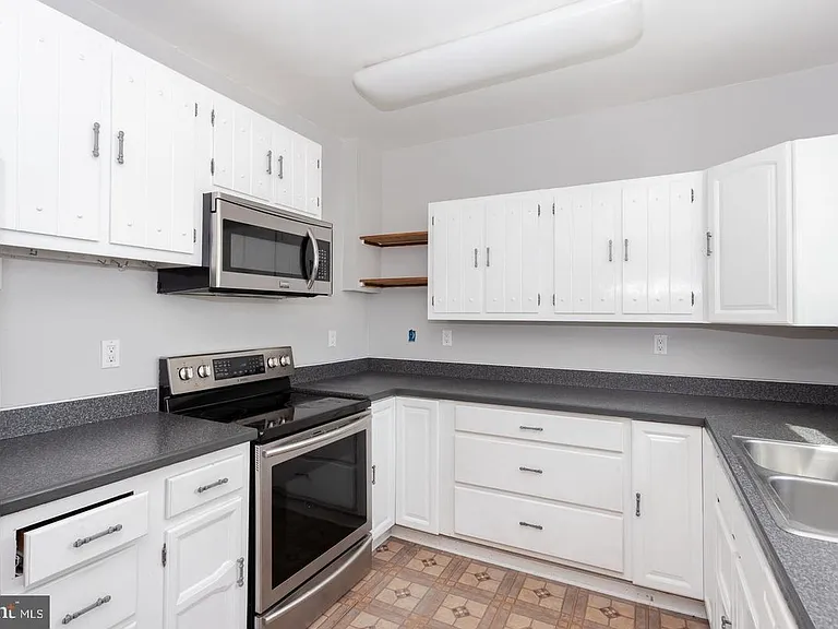 806 Queen St — Photo 3