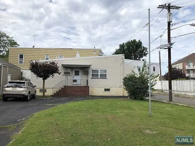 364 N 10th St photo 1