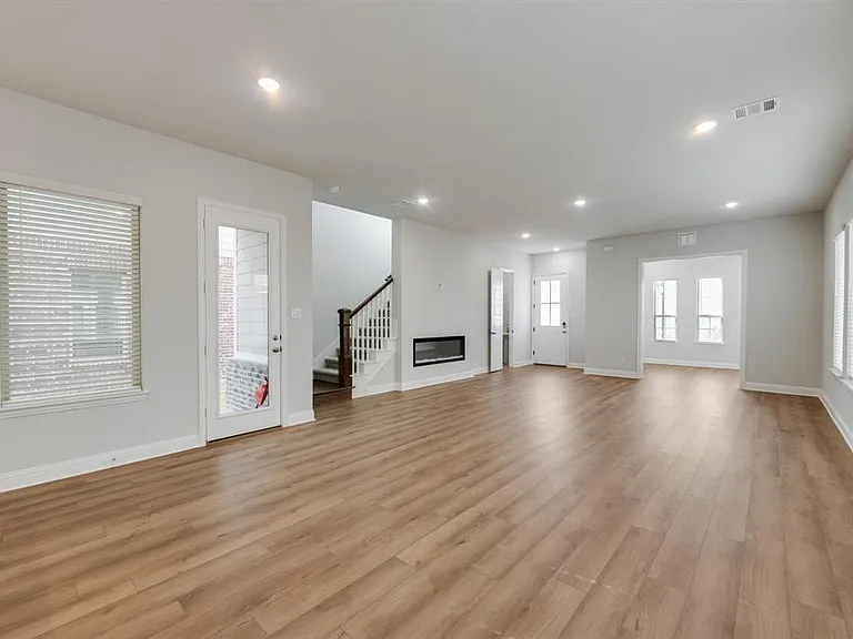 7005 Sunset Blvd — Photo 9