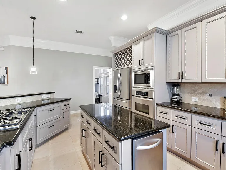 1202 W 25th St — Photo 7