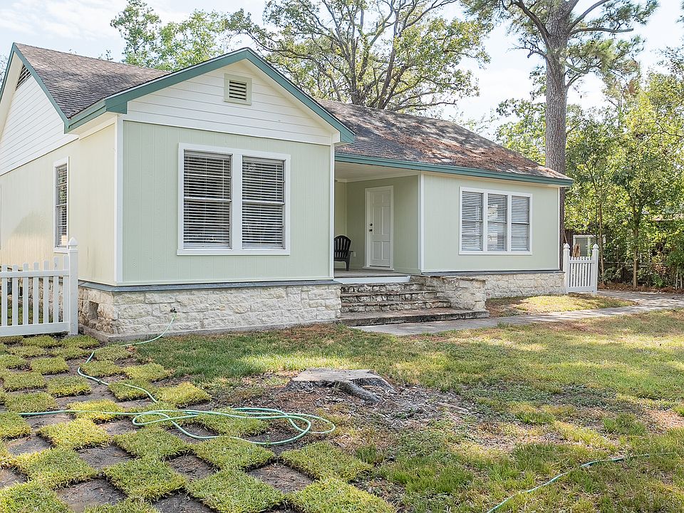 Nice shaded front yard.