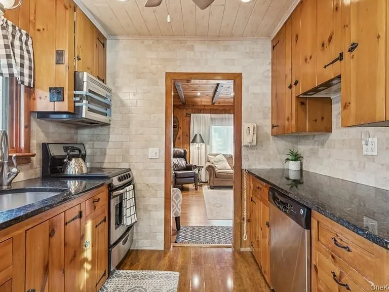1850 Sterling Rd — Photo 17