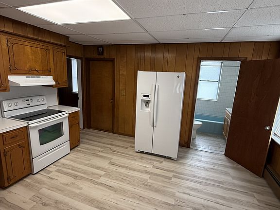 3rd image of 1880 Smith St Floor 1