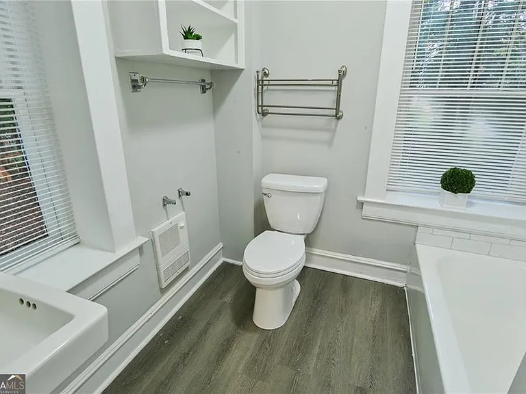 340 W Washington St — Photo 7