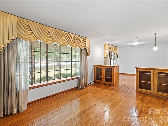 5th image of 816 Clinton Ave