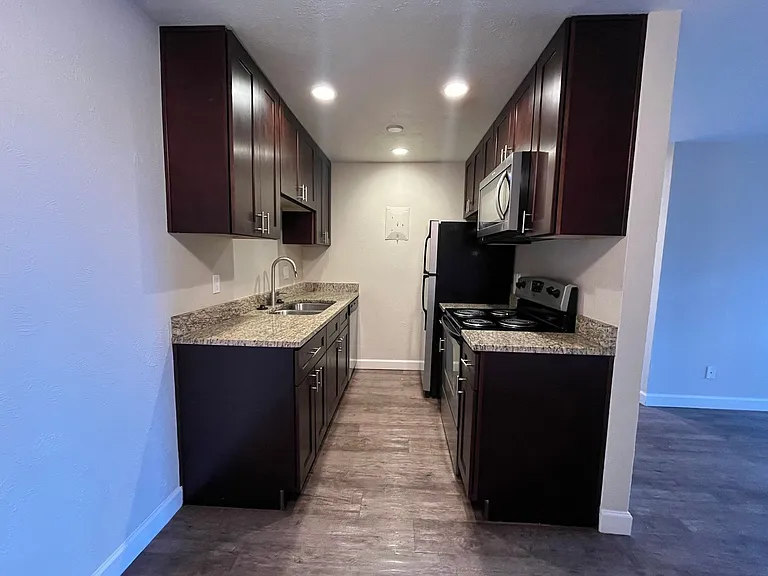 La Fonda Apartments — Photo 16