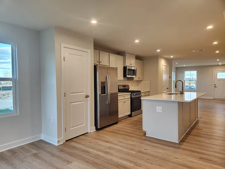 377 Waterside Sq — Photo 10