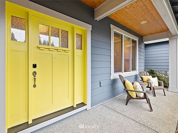Covered front porch entry to greet your guests. 