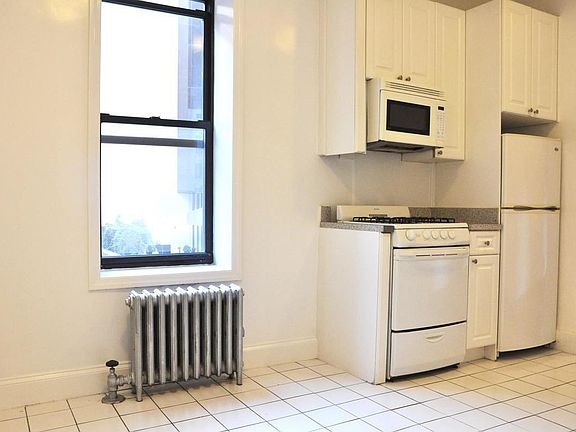 3rd image of 226 E 36th St APT 3C