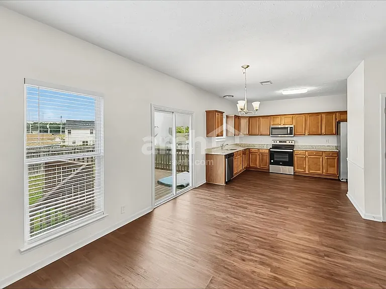 305 Schoolhouse Ct — Photo 4