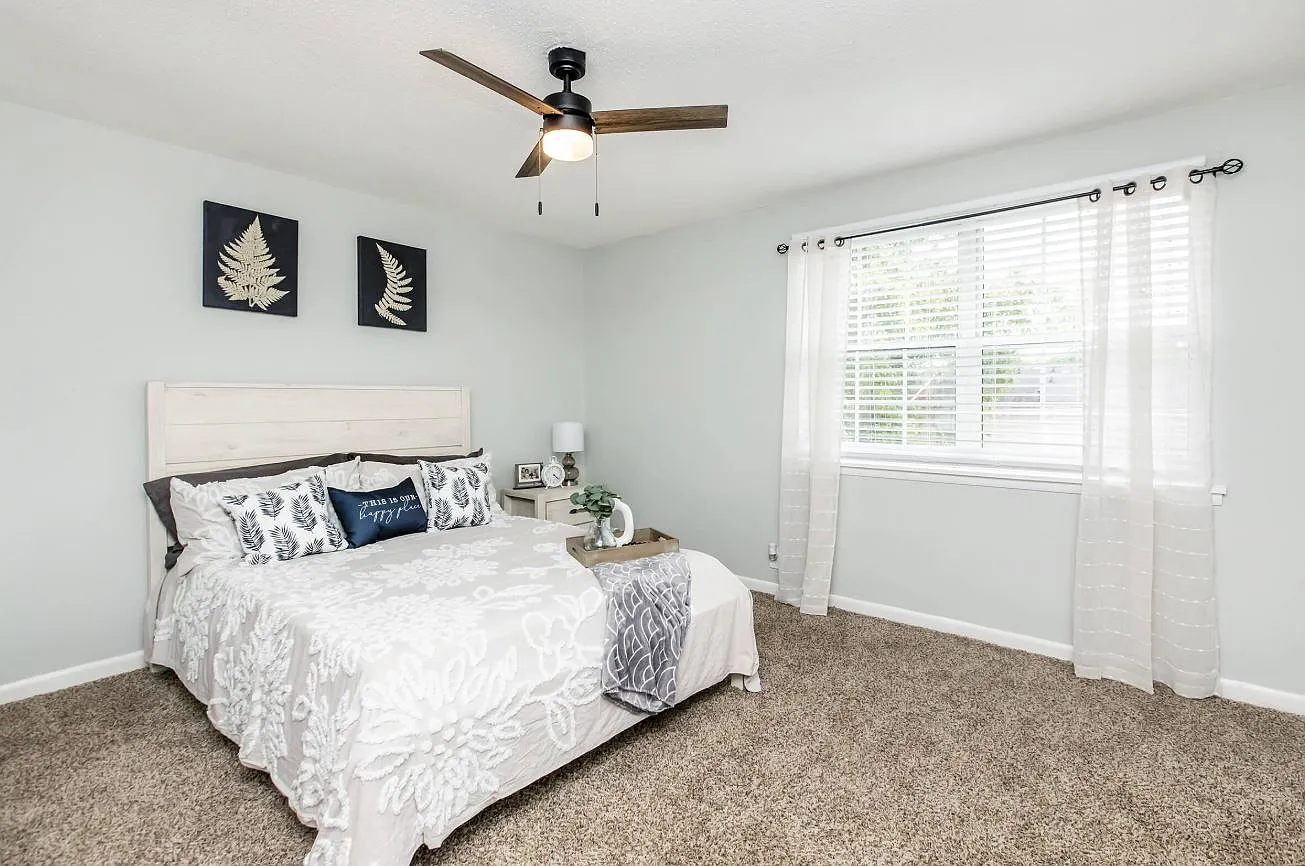 2 bed, 1.5 bath, 1050 sqft, $1,405 — Photo 1