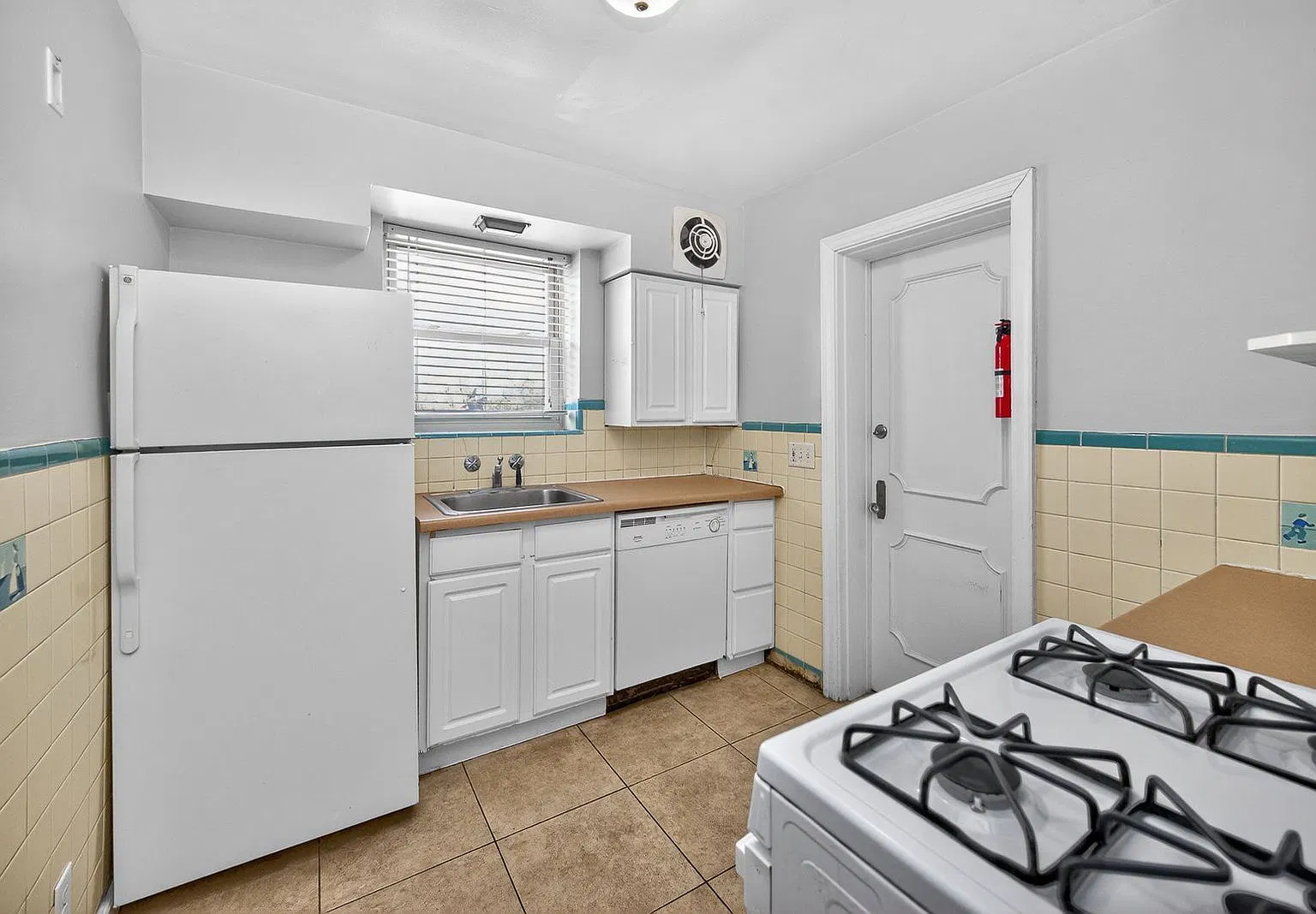 2802 Digby Ave — Photo 1
