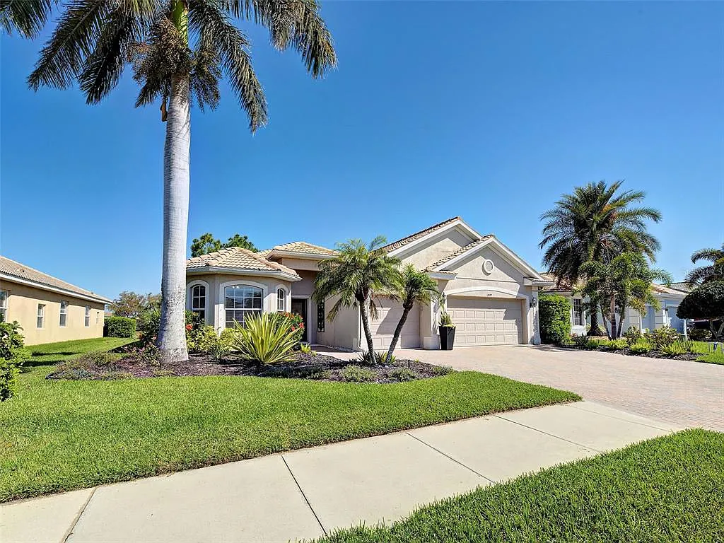 3 bed, 2.0 bath, 2172 sqft, $2,995 — Photo 3