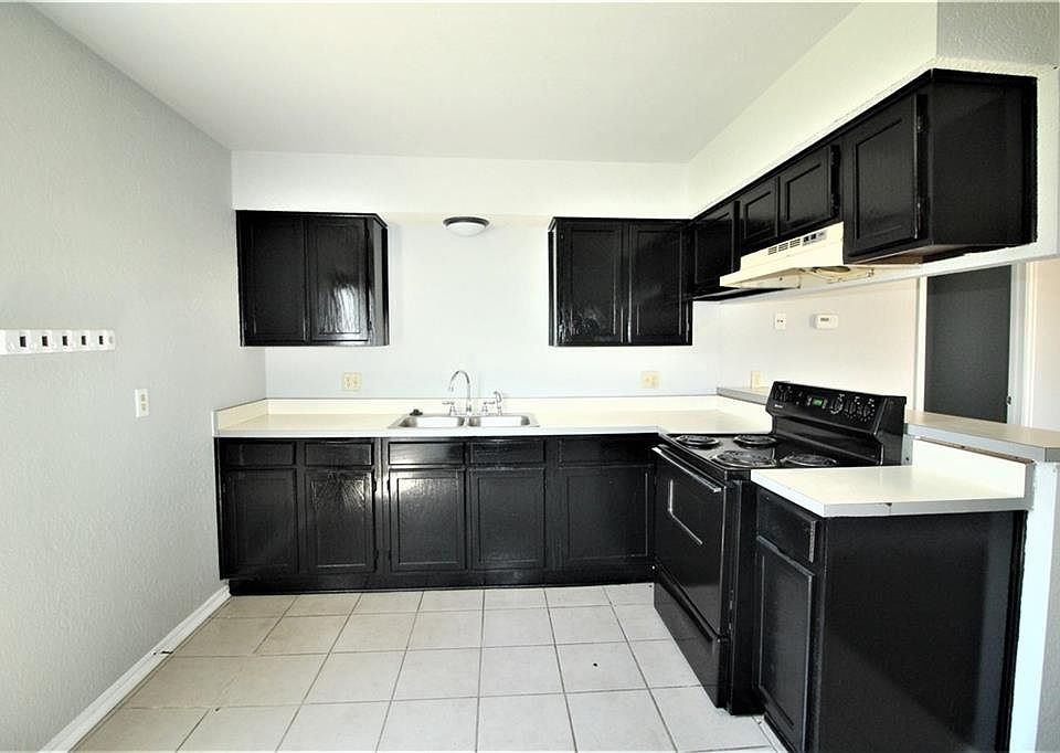 2nd image of 1222 W Westchester Way