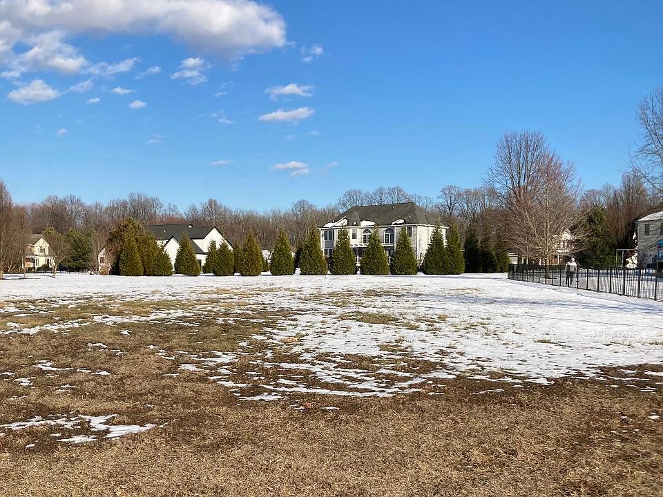 2nd image of 80 Glenoak Ct