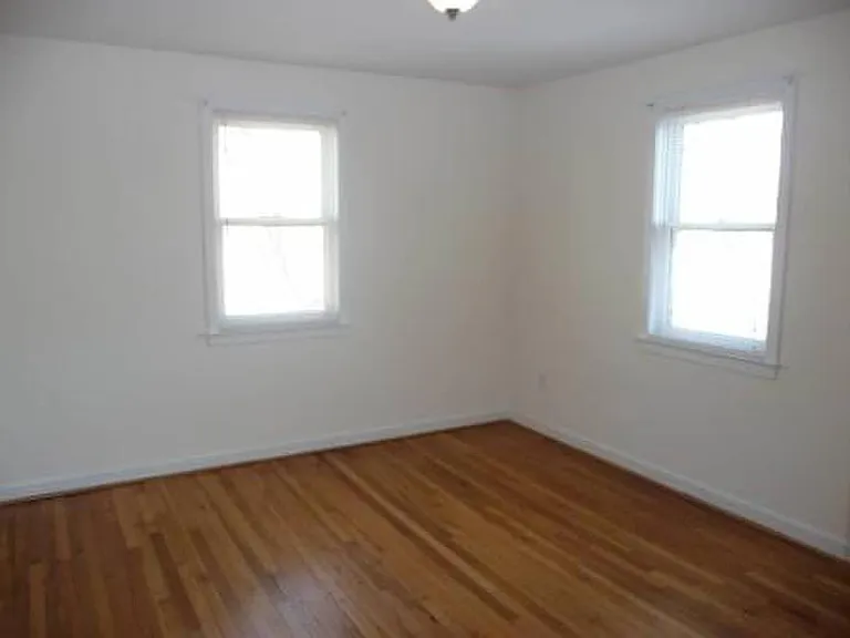 319 12th St NE #6 — Photo 6