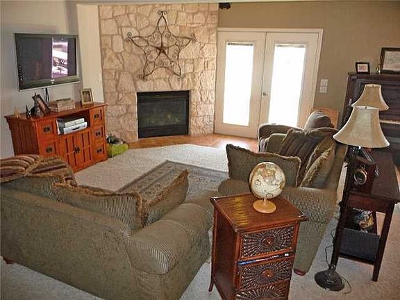 Den/Family/Great Room : Family room is open to the kitchen and b