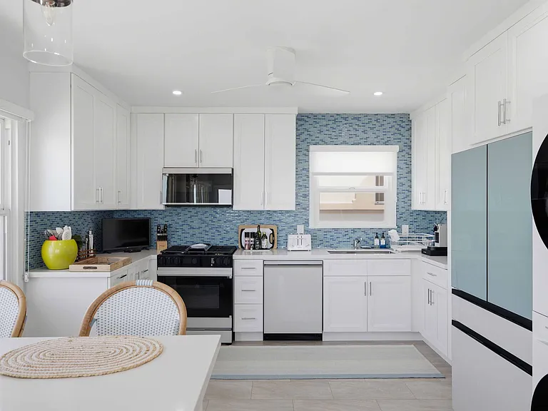 2221 Bayview Dr — Photo 11
