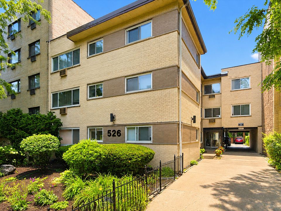 1st image of 526 W Roscoe St APT 2A