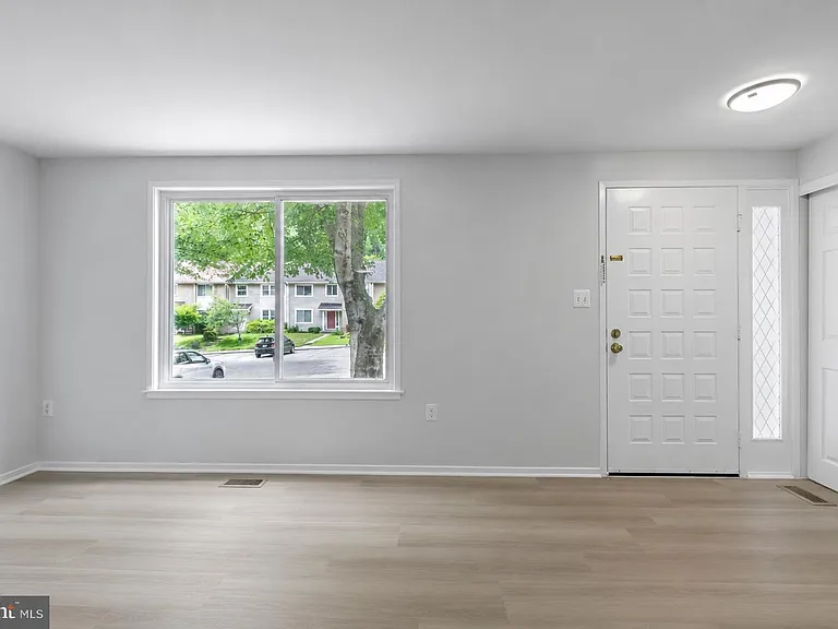 14435 Pebble Hill Ln S — Photo 5