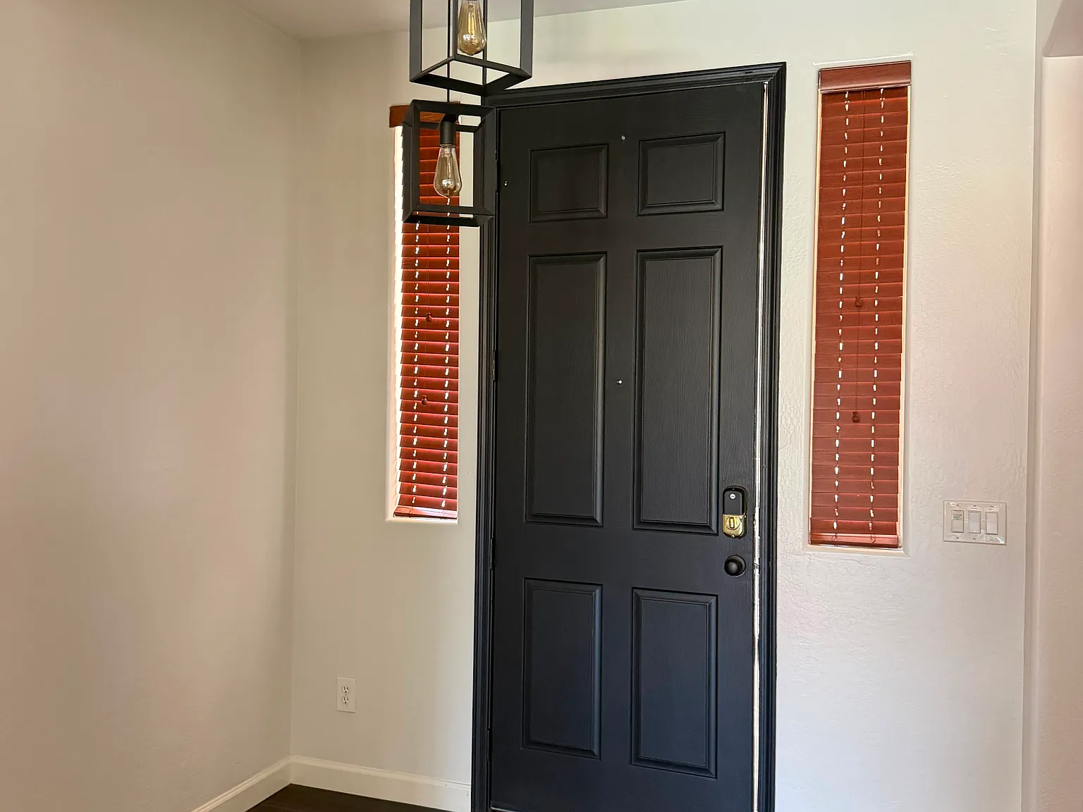 3 bed, 1927 sqft, $2,100 — Photo 2