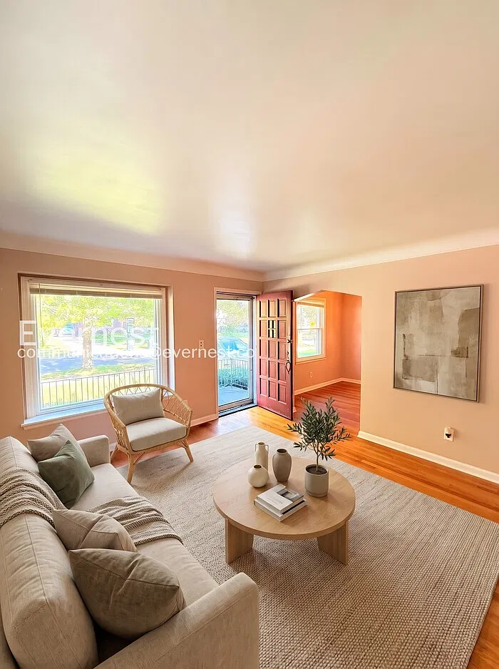 3 bed, 1.0 bath, 950 sqft, $1,300 — Photo 3