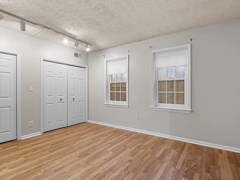 1957 1/2 Calvert St NW — Photo 7