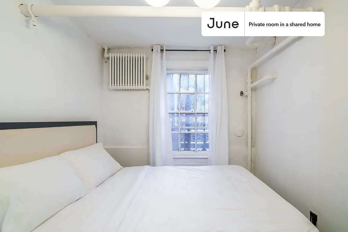 Full bedroom in 5 bed/1.5 bath home in Bedford-Stuyvesant #909 D — Photo 2