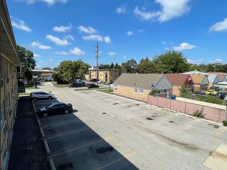 33rd Ave Apartments — Photo 11