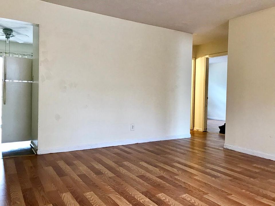 1st image of 1808 Parkwood Ln APT 2