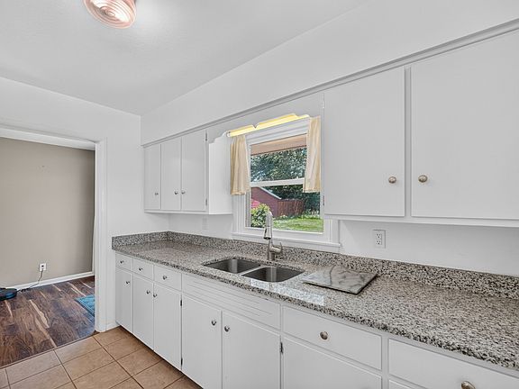 4th image of 1306 Southlawn Dr