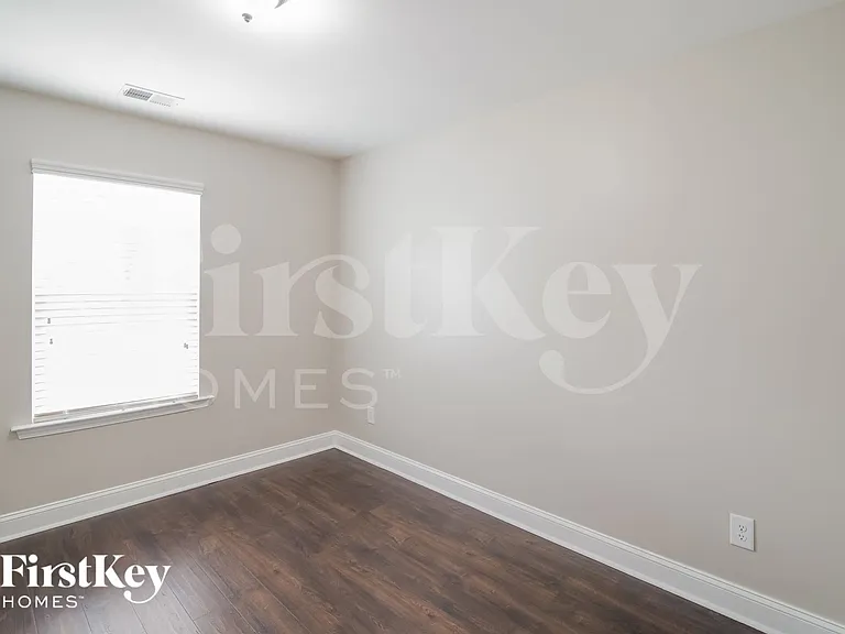 165 Longford Dr — Photo 12