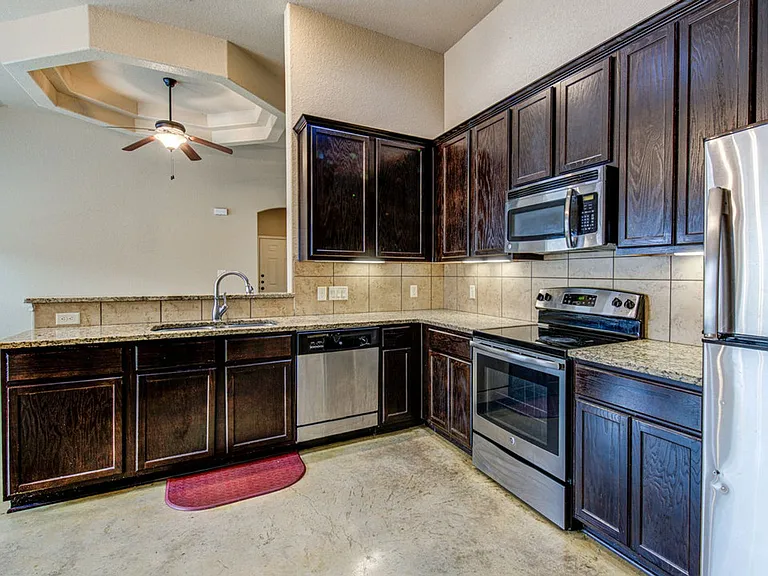 1042 Carolyn Cv — Photo 13