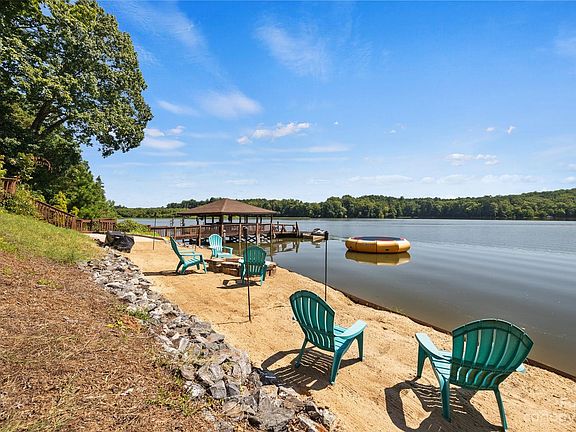 3rd image of 206 Blue Heron Way
