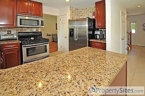 5th image of 37 Tulip Dr