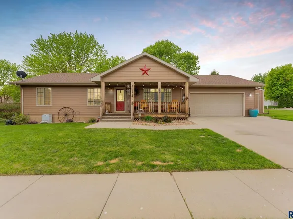 107 High Prairie Dr, Dell Rapids, SD 57022