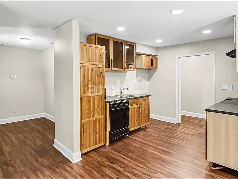 406 Howell Xing — Photo 4