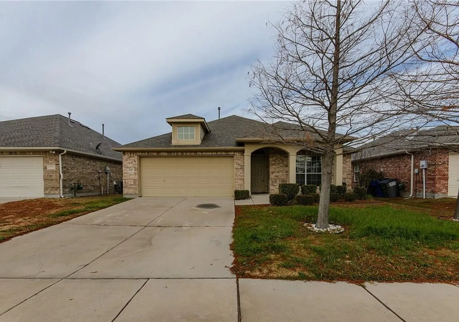 Modern 4-Bedroom Home with Community Amenities — Photo 2