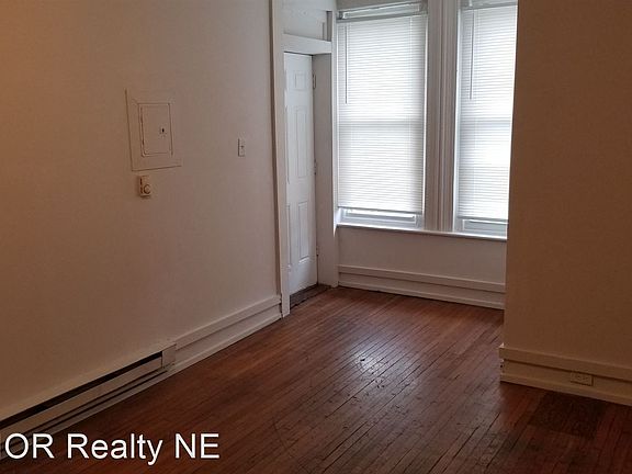 3rd image of 914 Belmont Ave #1R