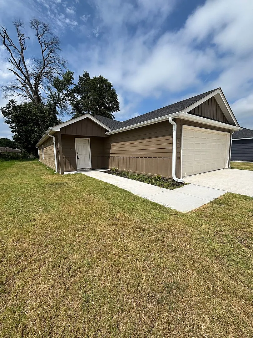 Single-Story 4BR Home with Spacious Layout — Photo 2