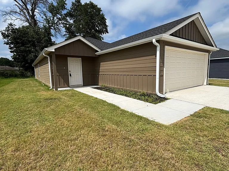 350 Moonlight Graham Blvd — Photo 2